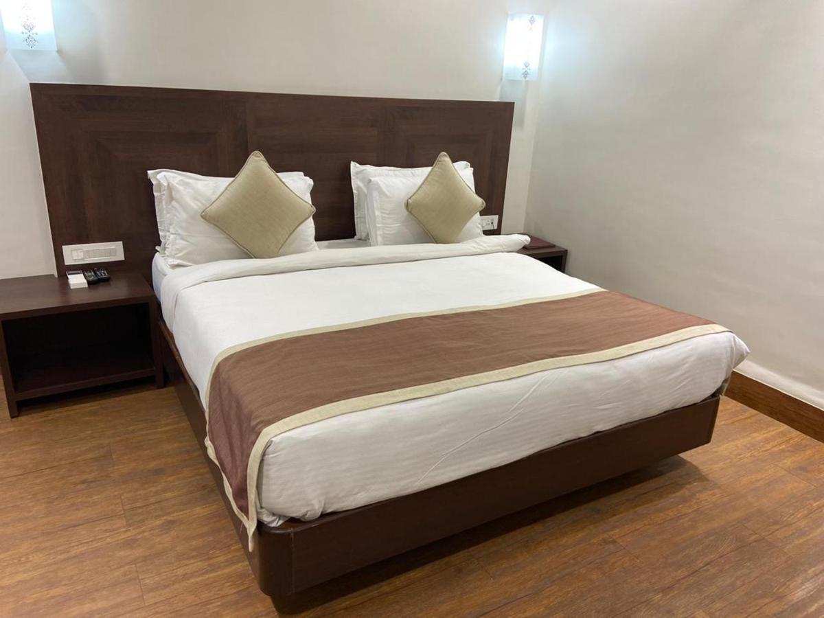 Chryso Hotels Pvt Ltd Ankleshwar Екстериор снимка