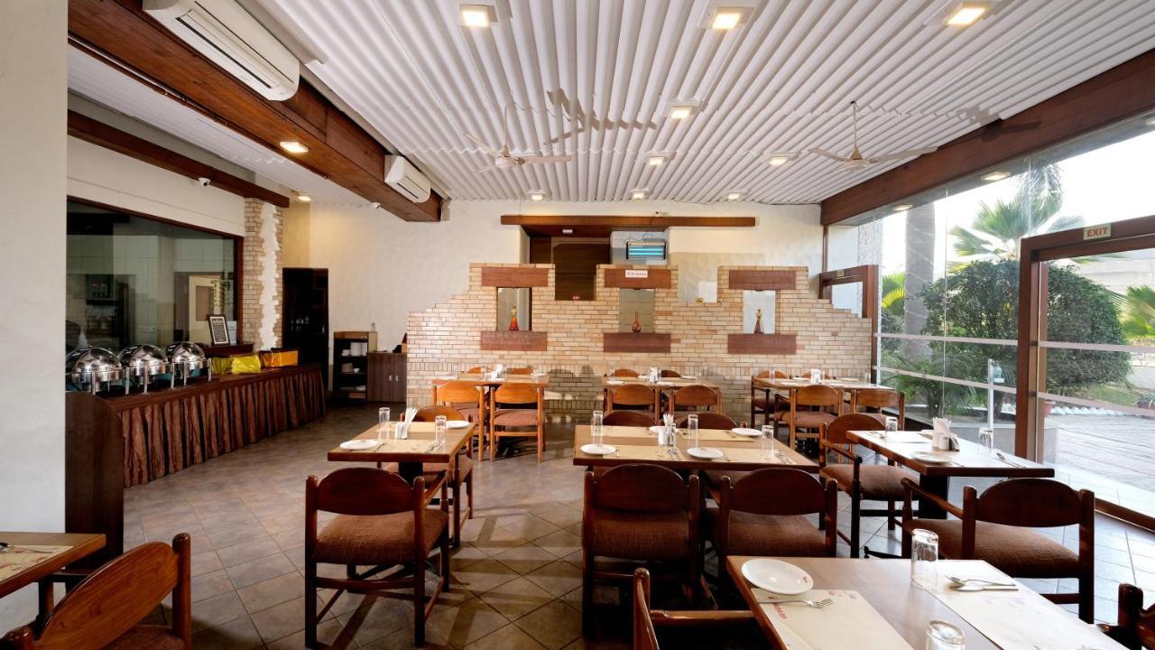Chryso Hotels Pvt Ltd Ankleshwar Екстериор снимка