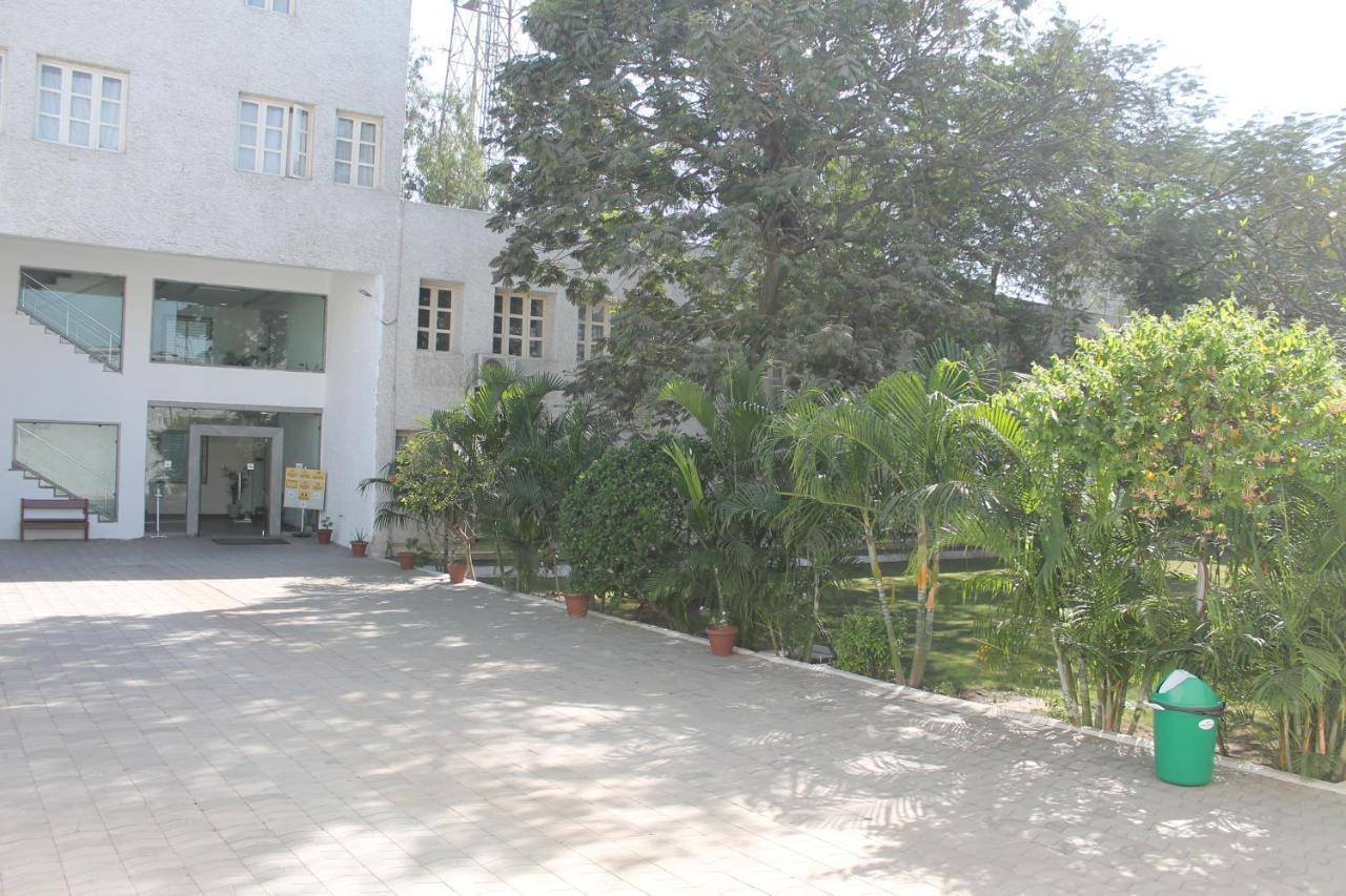 Chryso Hotels Pvt Ltd Ankleshwar Екстериор снимка