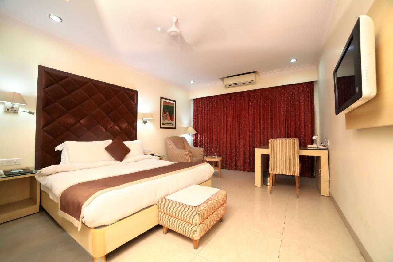 Chryso Hotels Pvt Ltd Ankleshwar Екстериор снимка